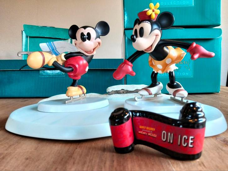 WDCC   "On ice", Verzamelen, Disney, Zo goed als nieuw, Beeldje of Figuurtje, Mickey Mouse, Ophalen of Verzenden