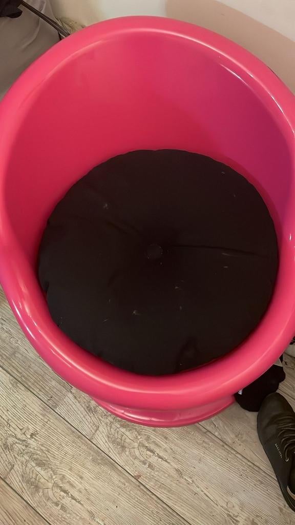 Roze kuipstoel met zwart kussen, Stof, Gebruikt, Modern, Speels, Overige kleuren