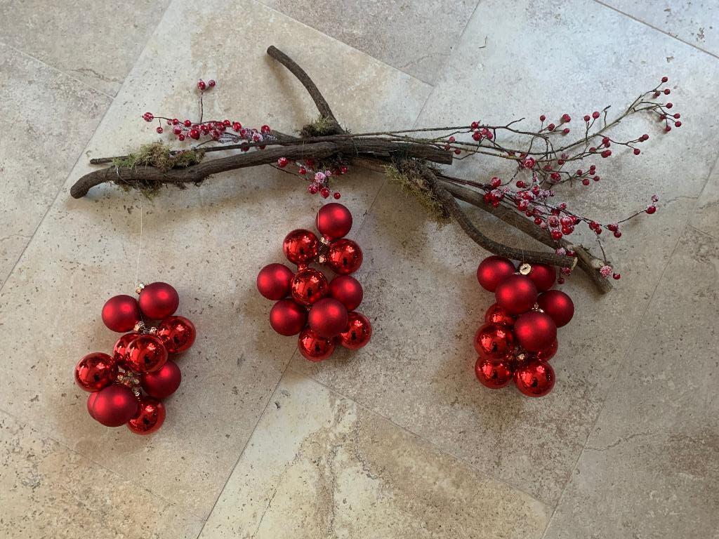 3 "Kerstballenbosjes" aan Hout & Rode Bessen Hanger Nieuw, Ophalen of Verzenden, Nieuw