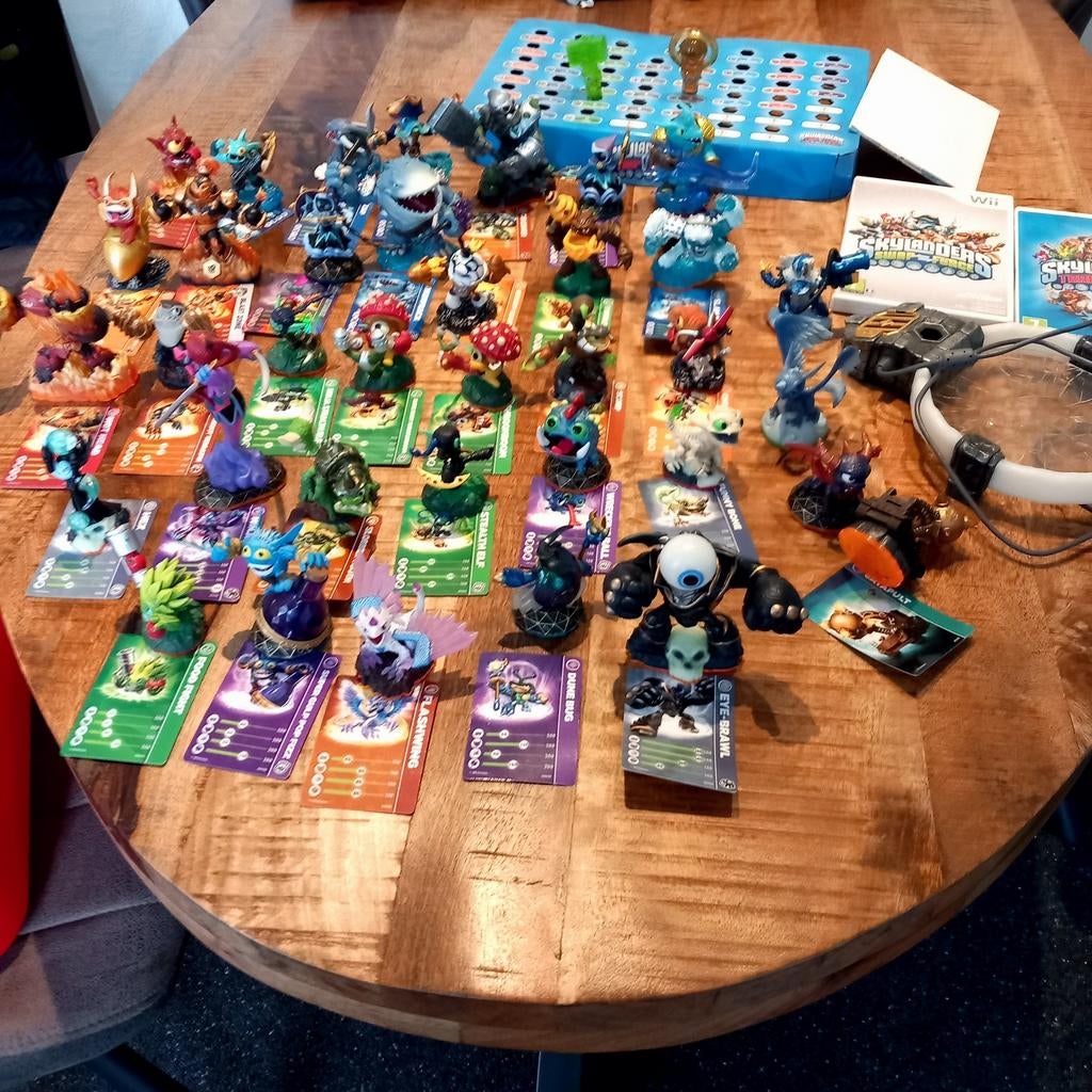 Skylanders 32 stuks, Avontuur en Actie, 2 spelers, Ophalen of Verzenden, Zo goed als nieuw
