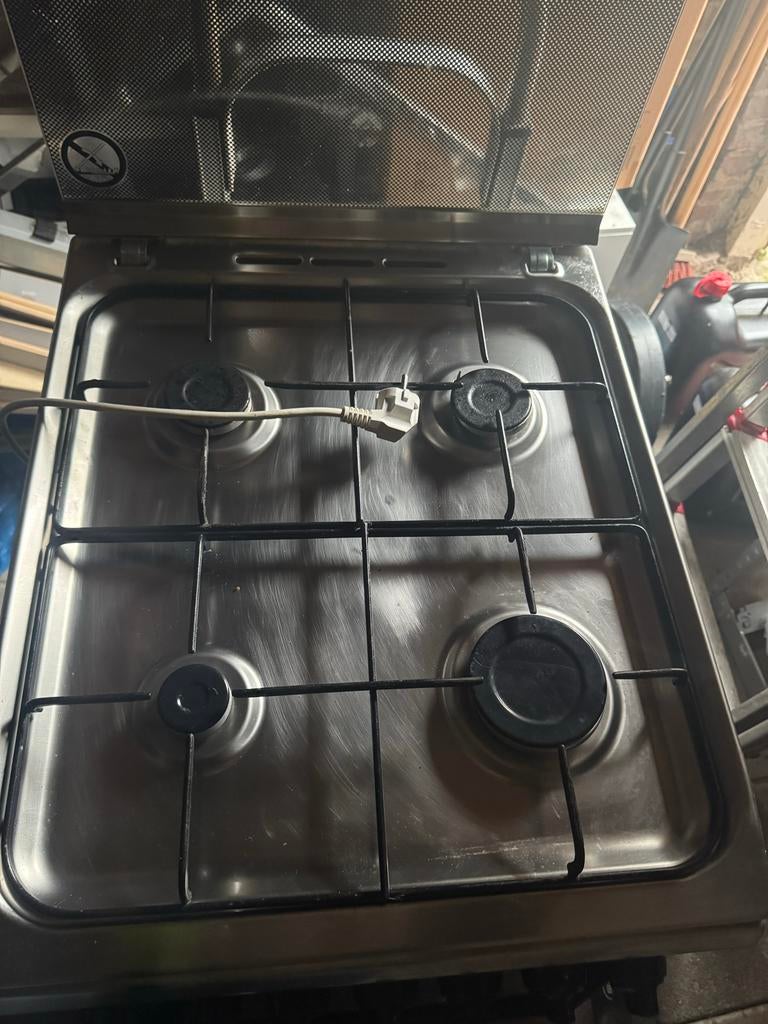 Indesit gasfornuis met oven, Witgoed en Apparatuur, Fornuizen, Ophalen, Gebruikt, 4 kookzones, Gas