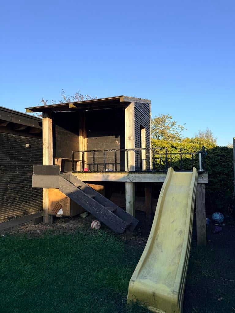 Houten speelhuisje met glijbaan, Ophalen, Zo goed als nieuw, Glijbaan