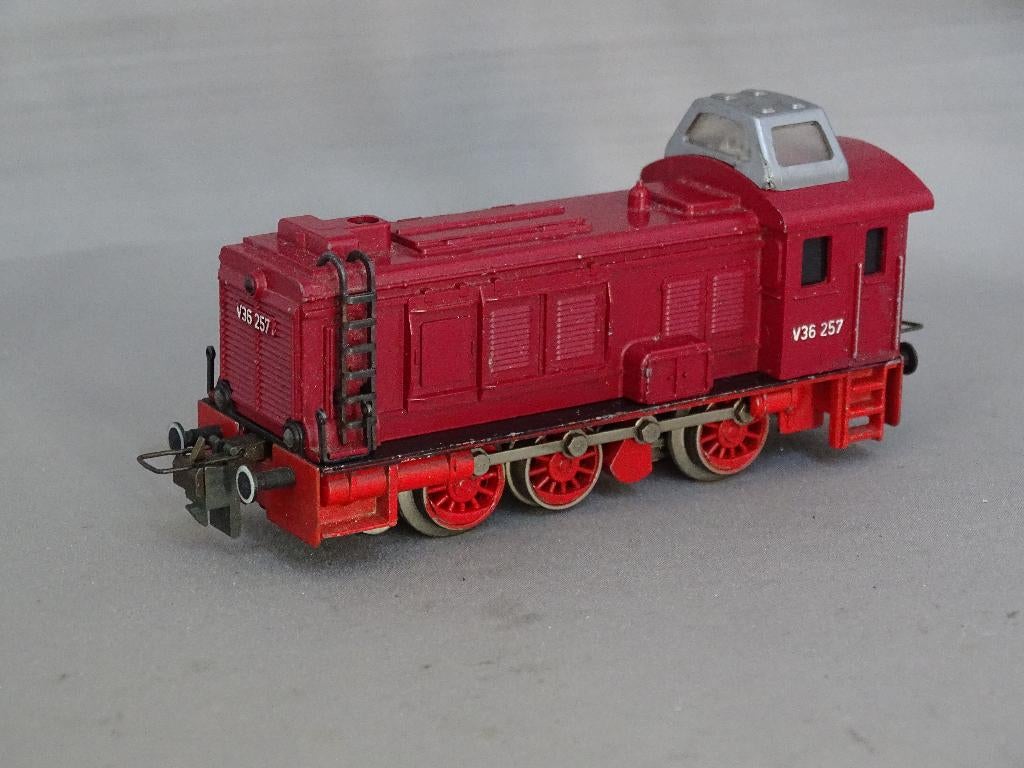 Trix Express dieselloc V36 in rood, Gebruikt, Trix, Ophalen of Verzenden, Analoog