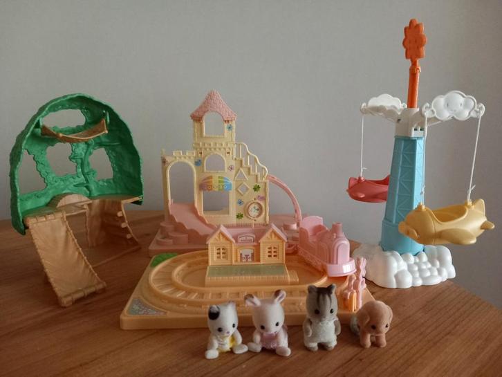 Sylvanian families speeltuin/babies/trein/zandbak/boomhutje, Kinderen en Baby's, Speelgoed | Poppenhuizen, Gebruikt, Poppenhuis