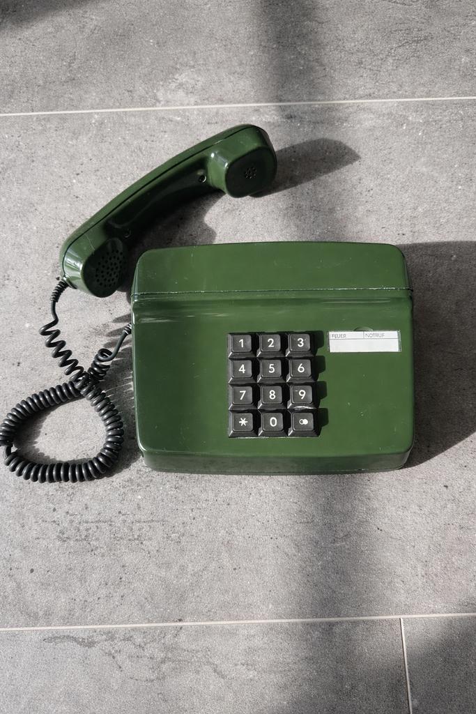 Groene retro wandtelefoon met druktoetsen, Antiek en Kunst, Ophalen