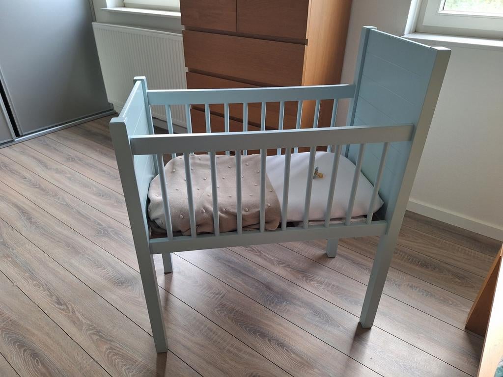 Mooie mintgroene/blauwe wieg, Kinderen en Baby's, Ophalen, Wieg