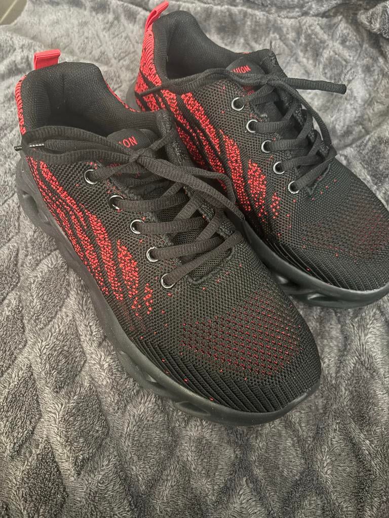 Zwarte en rode sneakers - Nieuw, Kleding | Heren, Schoenen, Ophalen of Verzenden, Nieuw, Zwart, Sneakers of Gympen
