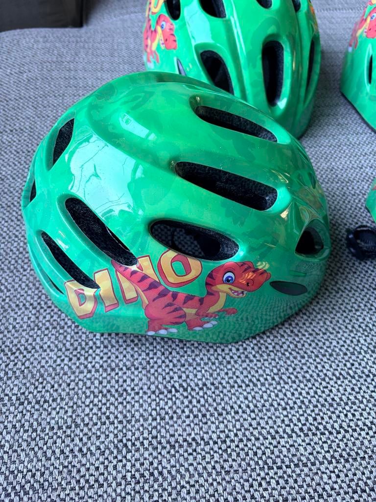 NIEUW Groene kinderfietshelm met dino-opdruk, maat S,, Fietsen en Brommers, Fietsaccessoires | Fietshelmen, Ophalen of Verzenden