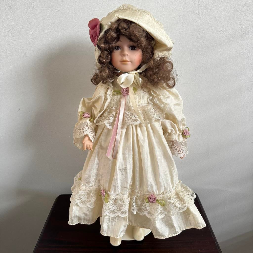 Porseleinen pop met krullen en jurk, 46 cm, Verzamelen, Poppen, Ophalen of Verzenden, Gebruikt, Pop