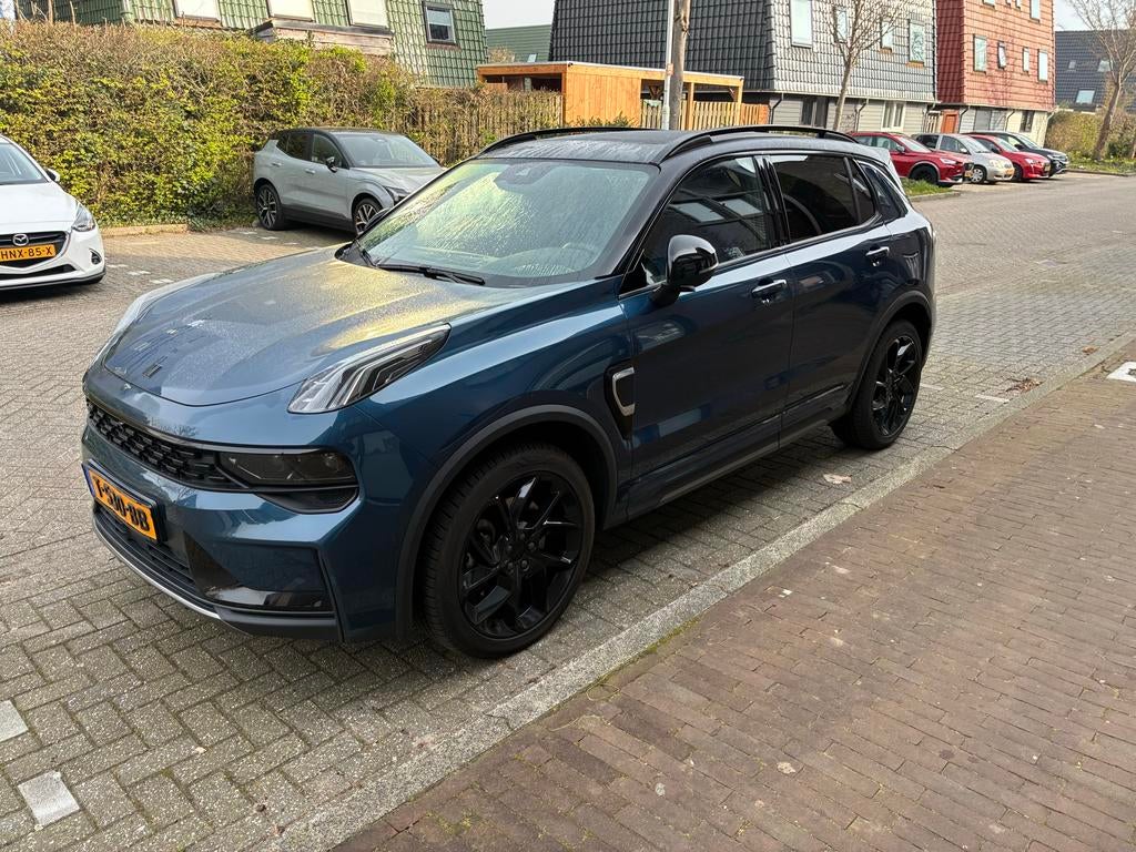 Lynk & Co 01 261pk Phev 2023 Black Pakket origineel NL!, Stof, 1800 kg, Euro 6, 120 €/maand