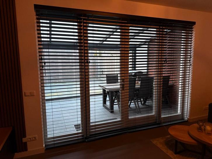 Zwarte houten jaloezieën voor schuifpui, Huis en Inrichting, Stoffering | Gordijnen en Lamellen, Zo goed als nieuw, 200 cm of meer