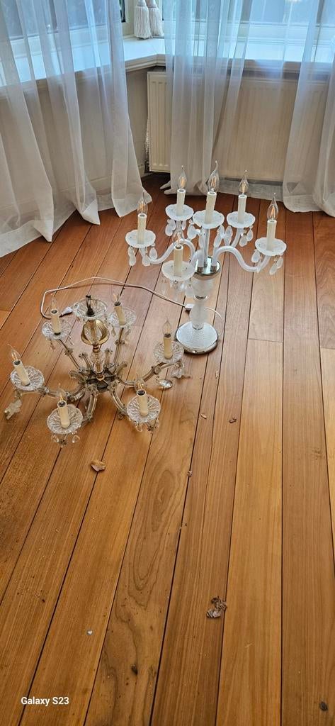Twee elegante kroonluchters, wit en goudkleurig, Ophalen