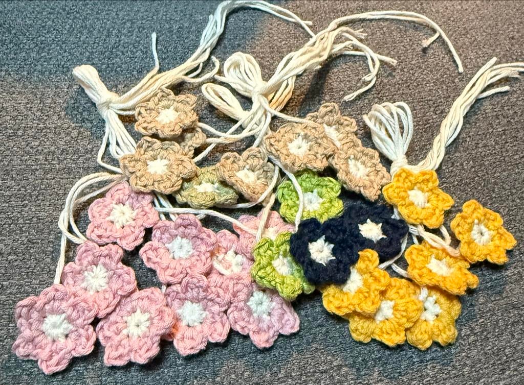 Gehaakte bloemetjes met crème hart, Ophalen of Verzenden, Nieuw, Knutselwerk