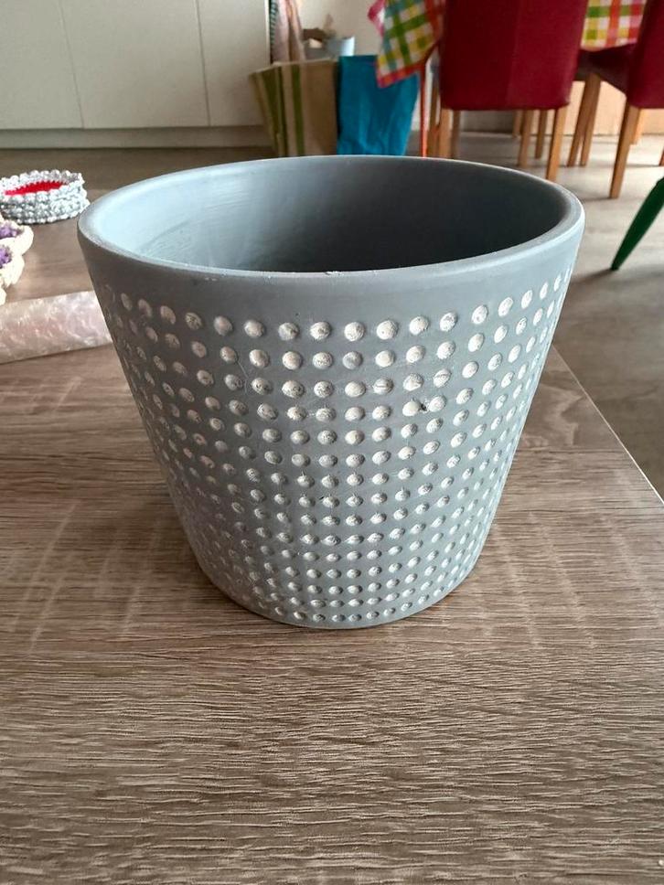 Klein grijs bloempotje met stippen, Tuin en Terras, Bloempotten, Zo goed als nieuw, Aardewerk, Binnen, Minder dan 40 cm, Minder dan 25 cm