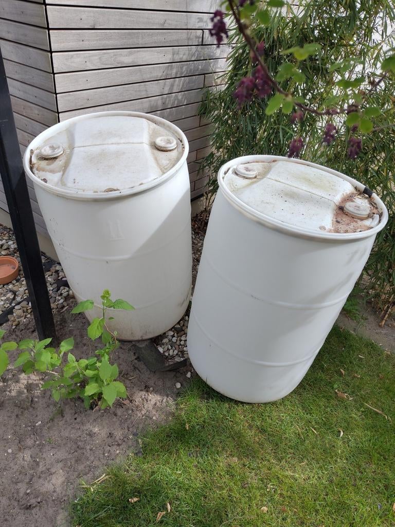 Twee witte tonnen vaten, 150 liter of meer, Ophalen, Gebruikt, Kunststof