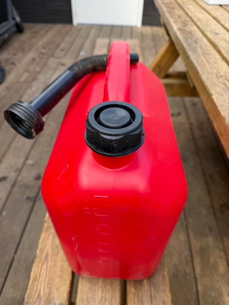 Rode benzine jerrycan 20 liter met schenktuit, Ophalen of Verzenden, Nieuw