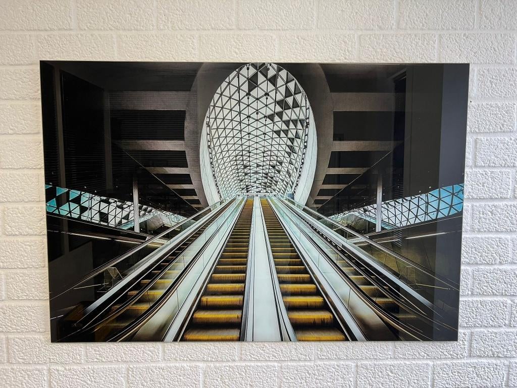 Plexiglasschilderij - Futuristische roltrap - 80x120, Ophalen, Zo goed als nieuw, Schilderij, 100 tot 125 cm