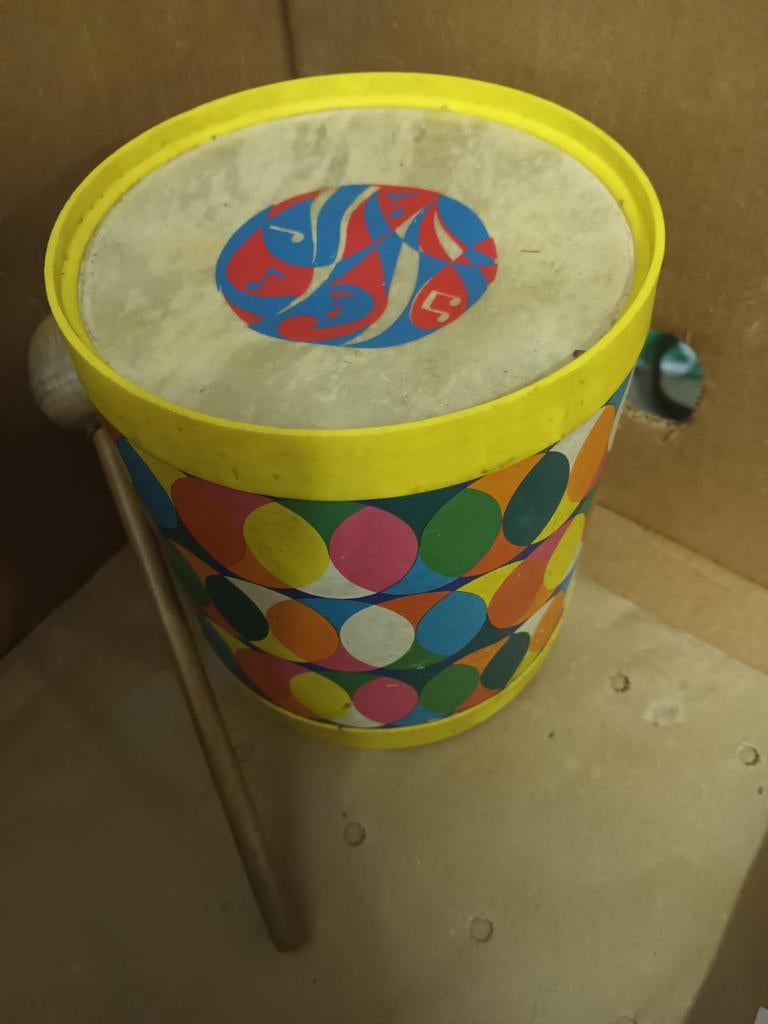 Kleurrijke Kindertrommel met Stokje - Muzikaal Speelgoed, Ophalen of Verzenden, Gebruikt, Jongen of Meisje