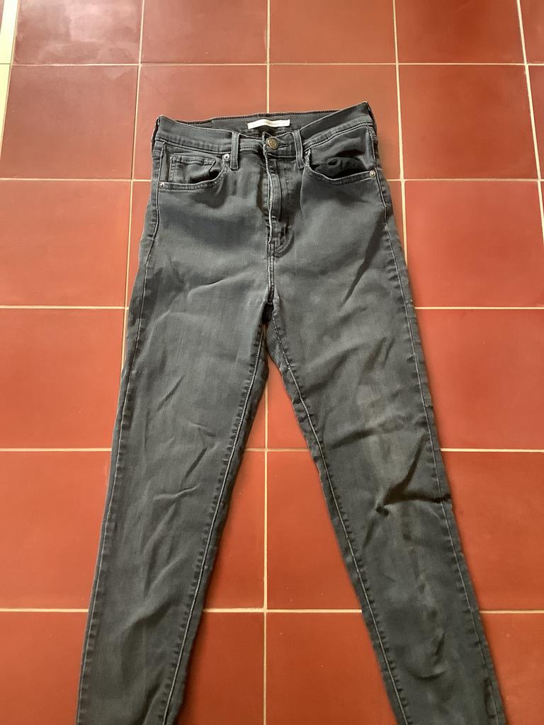 Levi spijkerbroek. 28., Kleding | Dames, Spijkerbroeken en Jeans, Ophalen of Verzenden, Zo goed als nieuw
