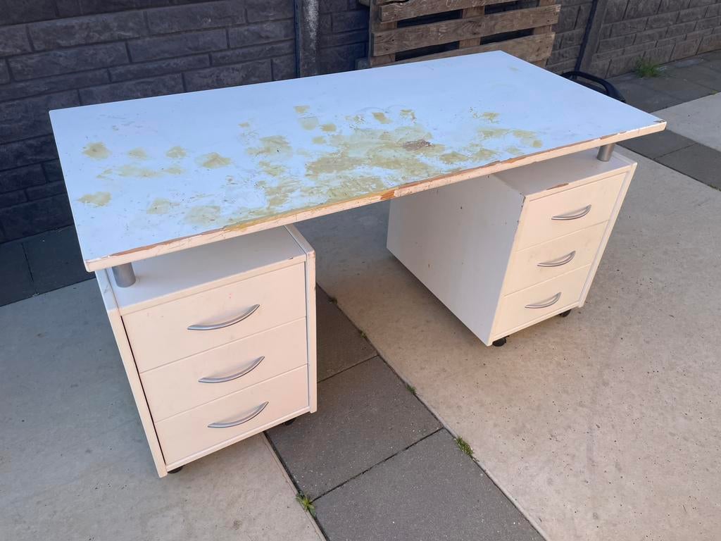 Houten bureau , opknapper(schilderen) gratis, Huis en Inrichting, Bureaus, Ophalen, Gebruikt, Hout