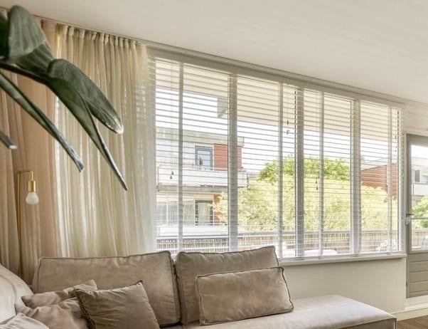 2x Witte Houten Jaloezieën 120x180cm, Huis en Inrichting, Stoffering | Gordijnen en Lamellen, 100 tot 150 cm, Wit, Ophalen of Verzenden