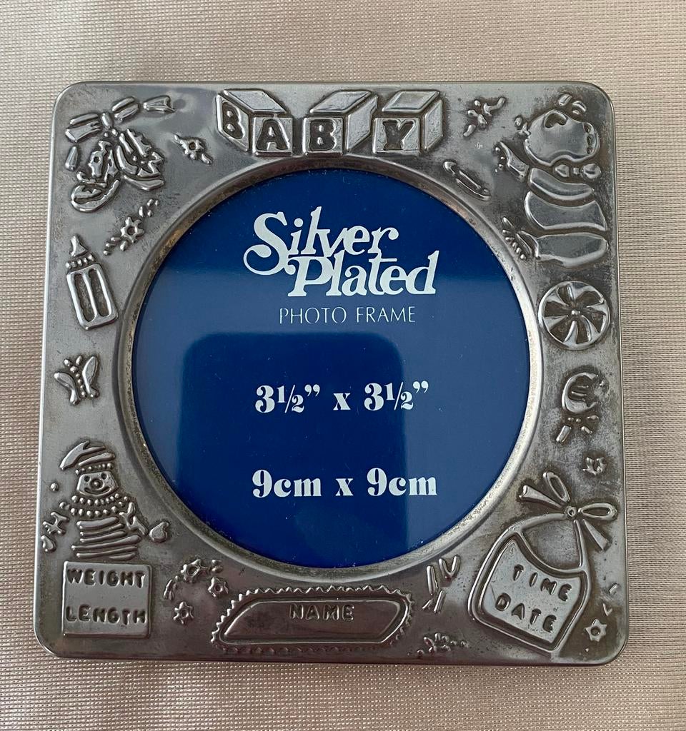 Verzilverd fotolijstje met reliëfafbeeldingen - Vintage 1960, Antiek en Kunst, Ophalen of Verzenden, Zilver