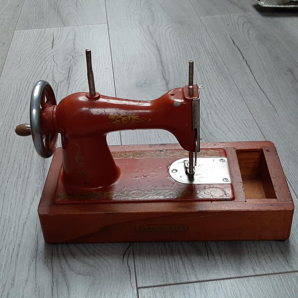 Vintage kinder naaimachine U.S.S.R. decoratief speelgoed, Ophalen