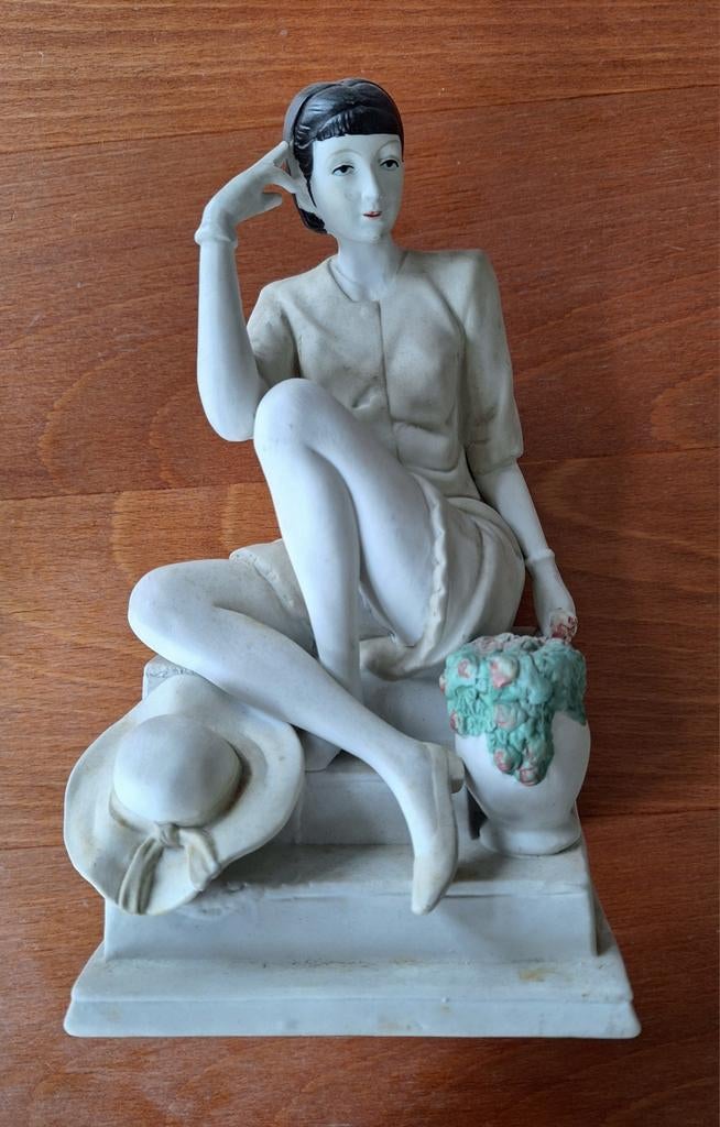 Vintage Beeldje Dame met Hoed en Vaas, Verzamelen, Beelden en Beeldjes, Zo goed als nieuw, Mens, Ophalen