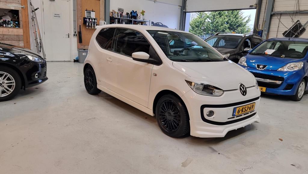 Volkswagen Up! 1.0 high up! Bodykit, Navi, Bluetooth, cruise, Voorwielaandrijving, Euro 5, Stof, Gebruikt