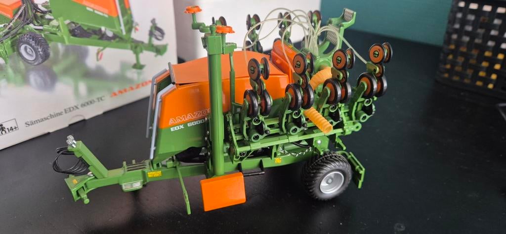 Amazone edx 6000 wiking past bij britains schuco weise ertl, Hobby en Vrije tijd, Modelauto's | 1:32, Ophalen of Verzenden, Zo goed als nieuw