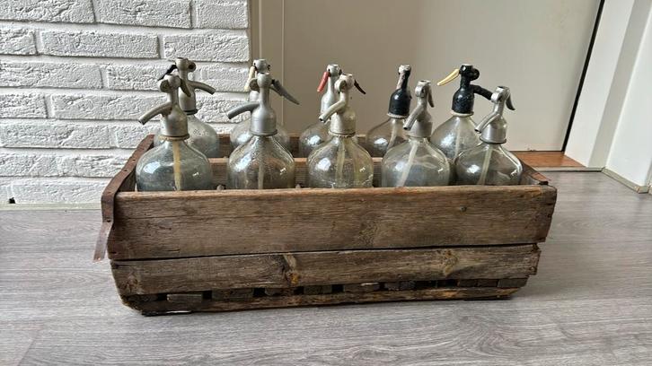 Houten krat met 10 brocante spuitflessen, Antiek en Kunst, Curiosa en Brocante, Ophalen