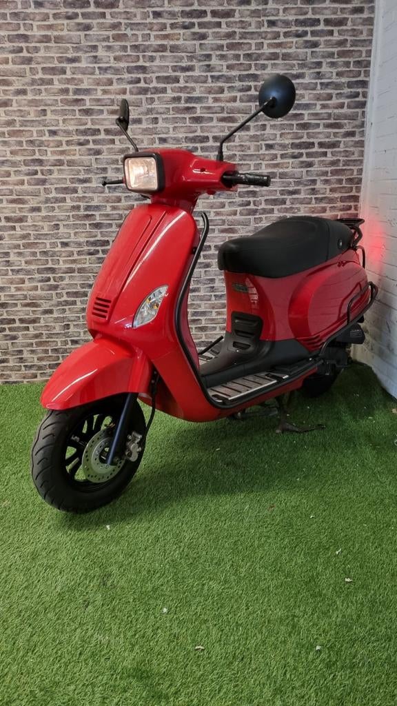 Zeer nette Riya snorscooter vespa look 2017!, Gebruikt, Overige modellen, Ophalen of Verzenden