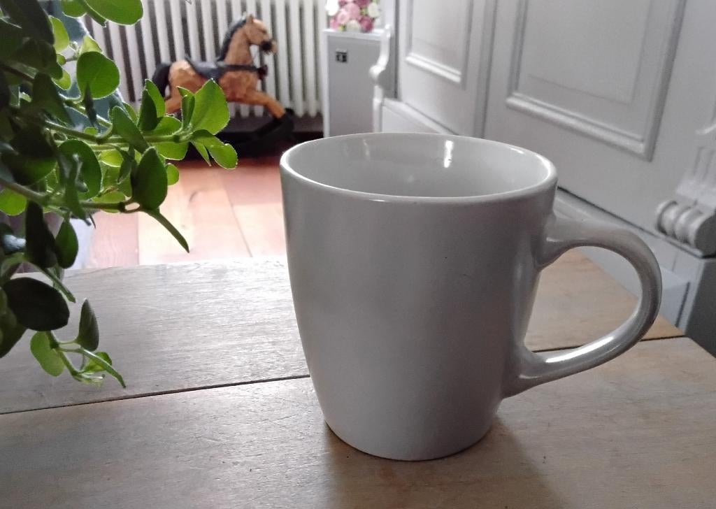 Grijze mok - beker - Siaki, Keramiek, Ophalen of Verzenden, Zo goed als nieuw, Overige stijlen