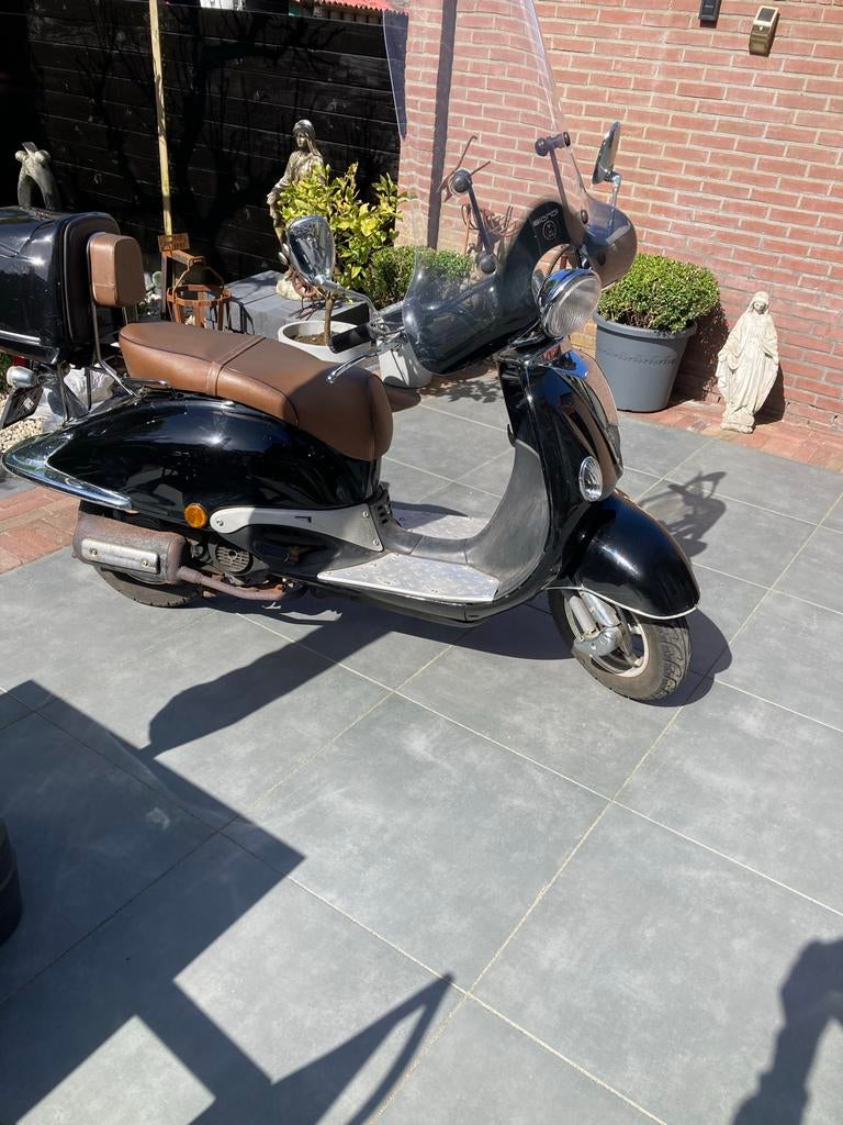 Zwarte Scooter met Windscherm en Topkoffer, Ophalen, Gebruikt, Overige typen, Overige merken