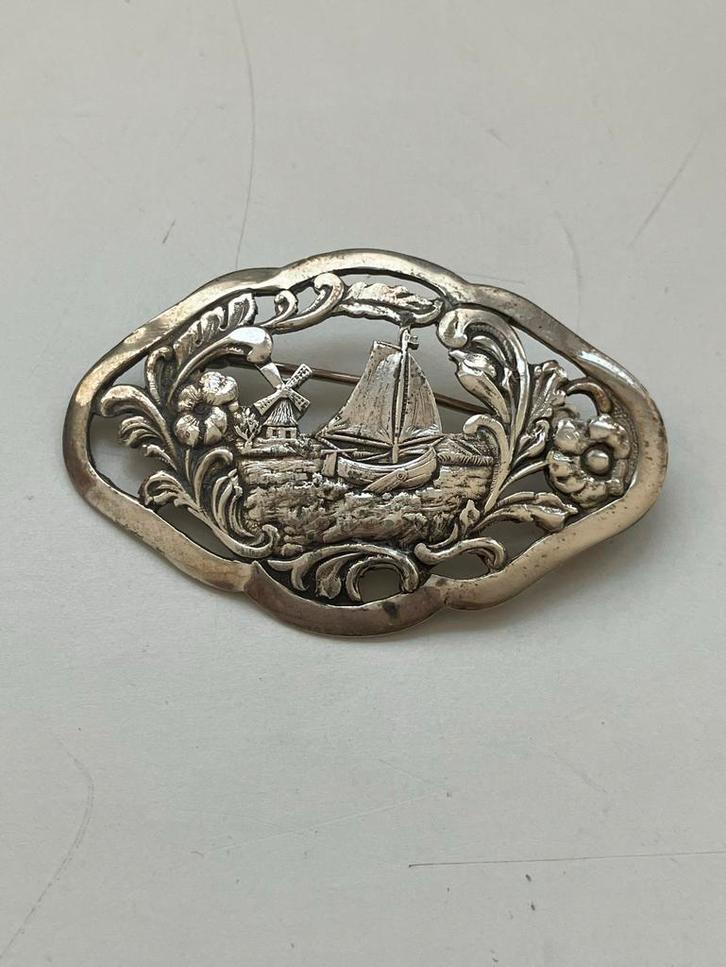Antieke Zilveren Broche: Hollands Landschap met Boot, Sieraden, Tassen en Uiterlijk, Broches, Gebruikt, Zilver, 4 tot 7 cm, Ophalen of Verzenden