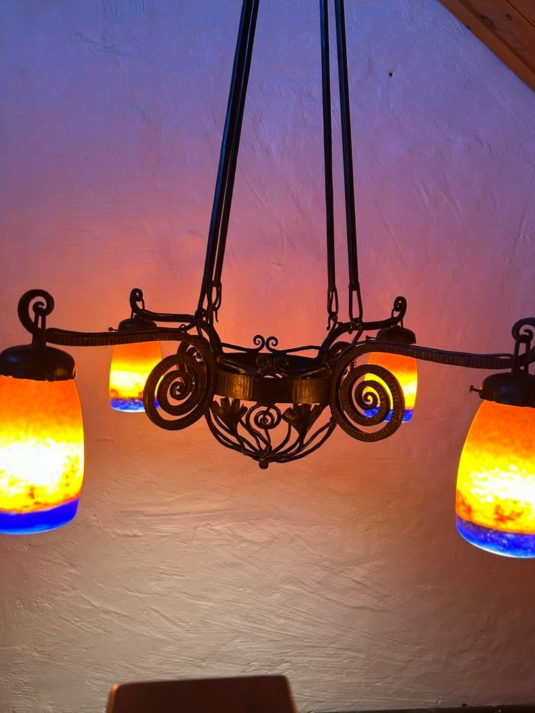 Vierlichts Art Deco hanglamp met gesigneerde kapjes, Antiek en Kunst, Antiek | Lampen, Ophalen
