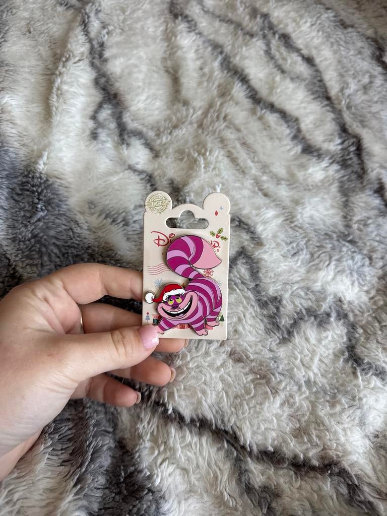 Disney Cheshire Cat Kerst Pin - Alice in Wonderland, Verzamelen, Disney, Ophalen of Verzenden, Overige figuren, Nieuw, Overige typen