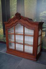 Antiek houten vitrinekastje, Ophalen