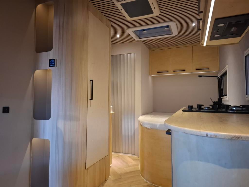 Ruime camper / buscamper. 4000km!, Caravans en Kamperen, Campers, Overige merken, Buscamper of Camperbus, Luifel, Afzuigkap