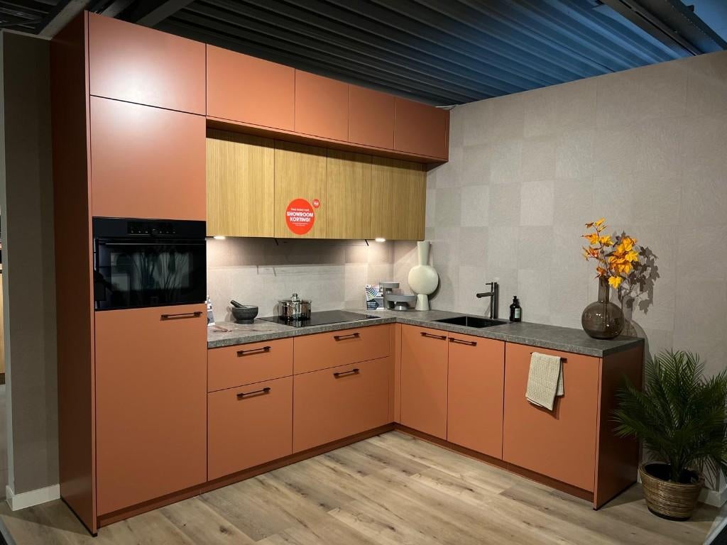luxe showroom keuken Cerezo / Richard met hoge korting, Huis en Inrichting, Keuken | Complete keukens, Ophalen, Hoekkeuken, Rood