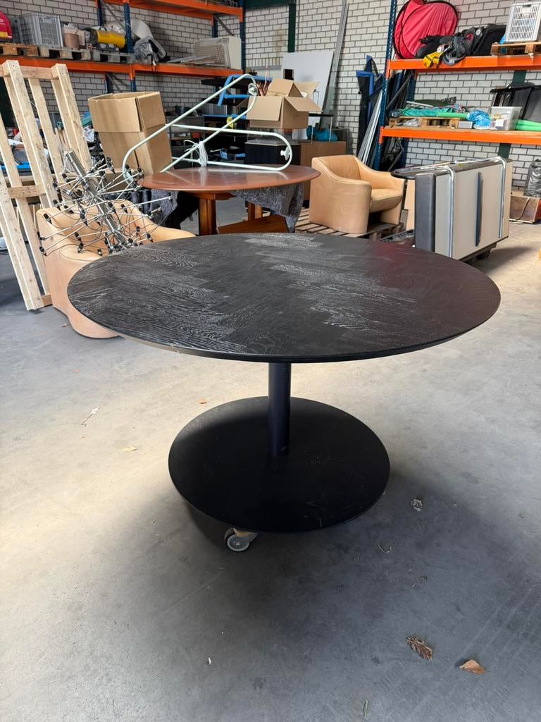 Visgraat hout ronde tafel op stalen poot, Ophalen of Verzenden, Gebruikt