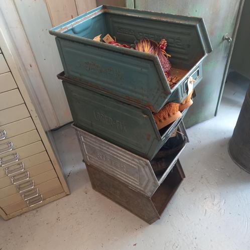 Industriële magazijnbakken - vintage stapelbak - ijzeren bak, Huis en Inrichting, Woonaccessoires | Overige, Ophalen of Verzenden