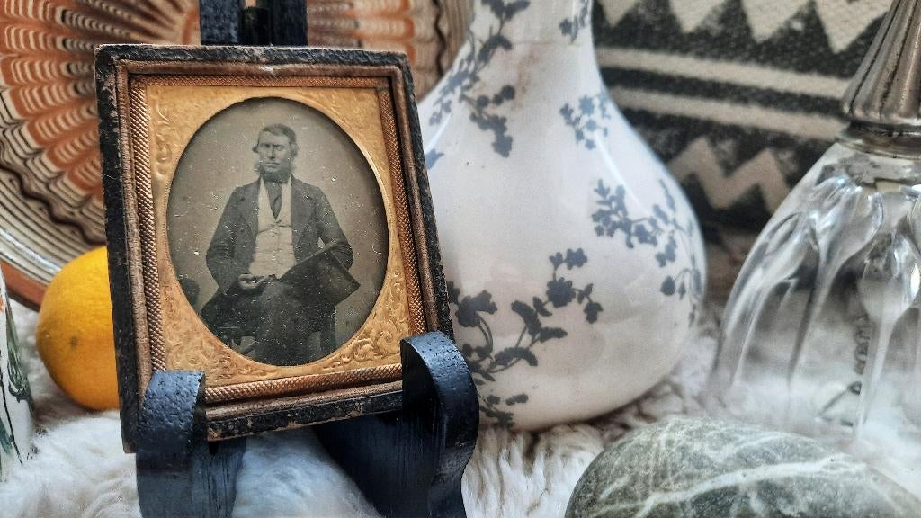 Ambrotype (foto op glas) van man met hoge hoed, circa 1860, Gebruikt, Foto, Klederdracht, Ophalen of Verzenden