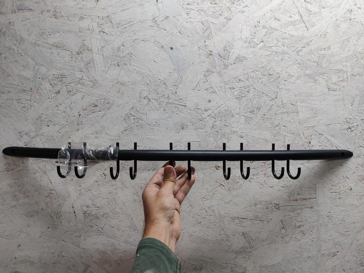 Moderne wandkapstok, gebogen, zwart, ruimtebesparend, 90 cm, Huis en Inrichting, Overige Huis en Inrichting, Zo goed als nieuw