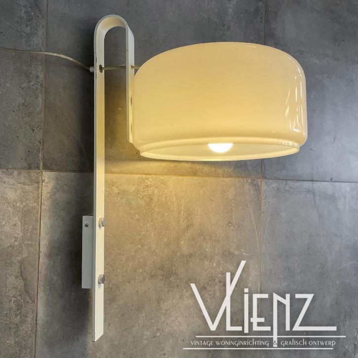 Vintage, midcentury wandlamp, witte kap kunststof metaal, Huis en Inrichting, Lampen | Wandlampen, Gebruikt, Kunststof, Metaal