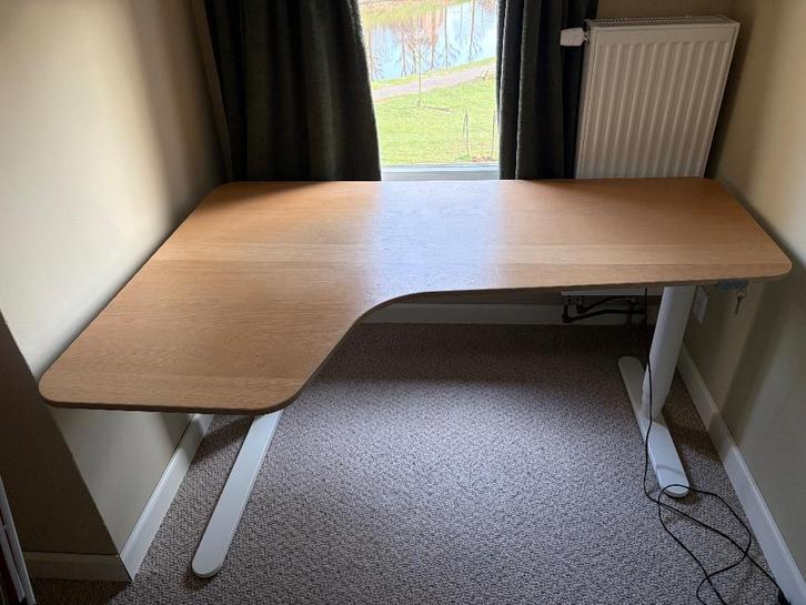 IKEA Bekant zit-sta hoekbureau – stevig & ruim, Huis en Inrichting, Bureaus, Zo goed als nieuw, Stabureau, Elektrisch, In hoogte verstelbaar