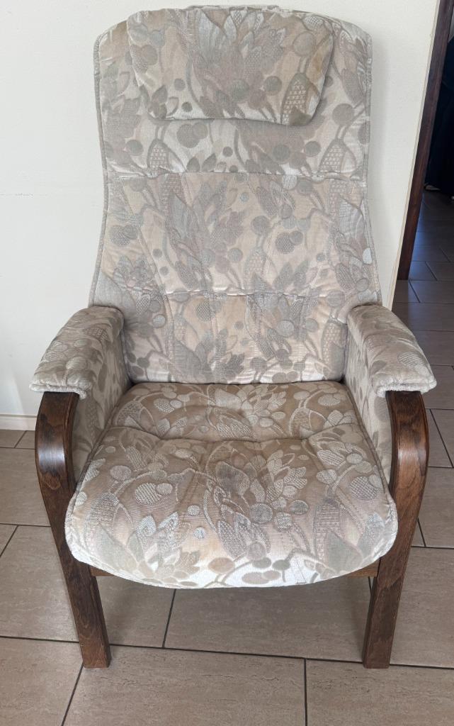 Fauteuil (senioren), Huis en Inrichting, Fauteuils, Gebruikt, Hout, Stof, 50 tot 75 cm, Minder dan 75 cm, Ophalen