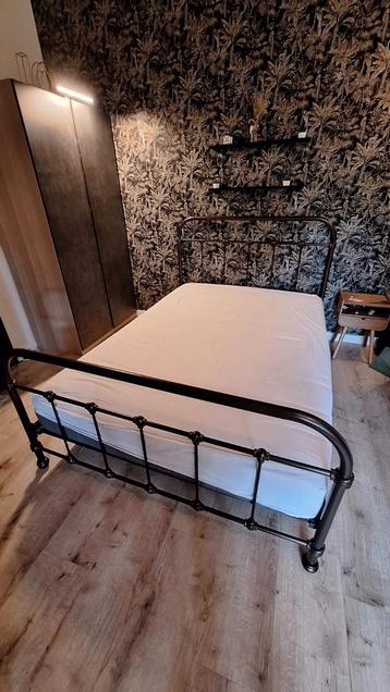 Mooi bronskleurig metalen bed