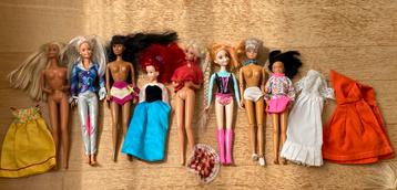 Vintage lot Barbie en poppen 8 stuks en kleding beschikbaar voor biedingen