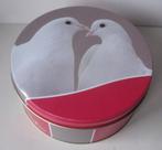 Mooi grijs/rood blik met witte duiven, koekblik, goede staat, Verzamelen, Blikken, Ophalen of Verzenden, Zo goed als nieuw, Koek(jes)